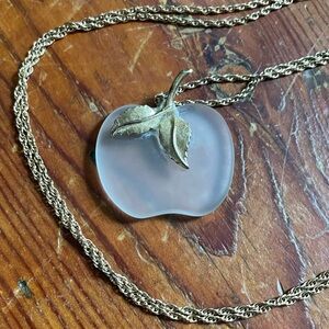 VTG Avon frosted apple 80s pendant & rope chain